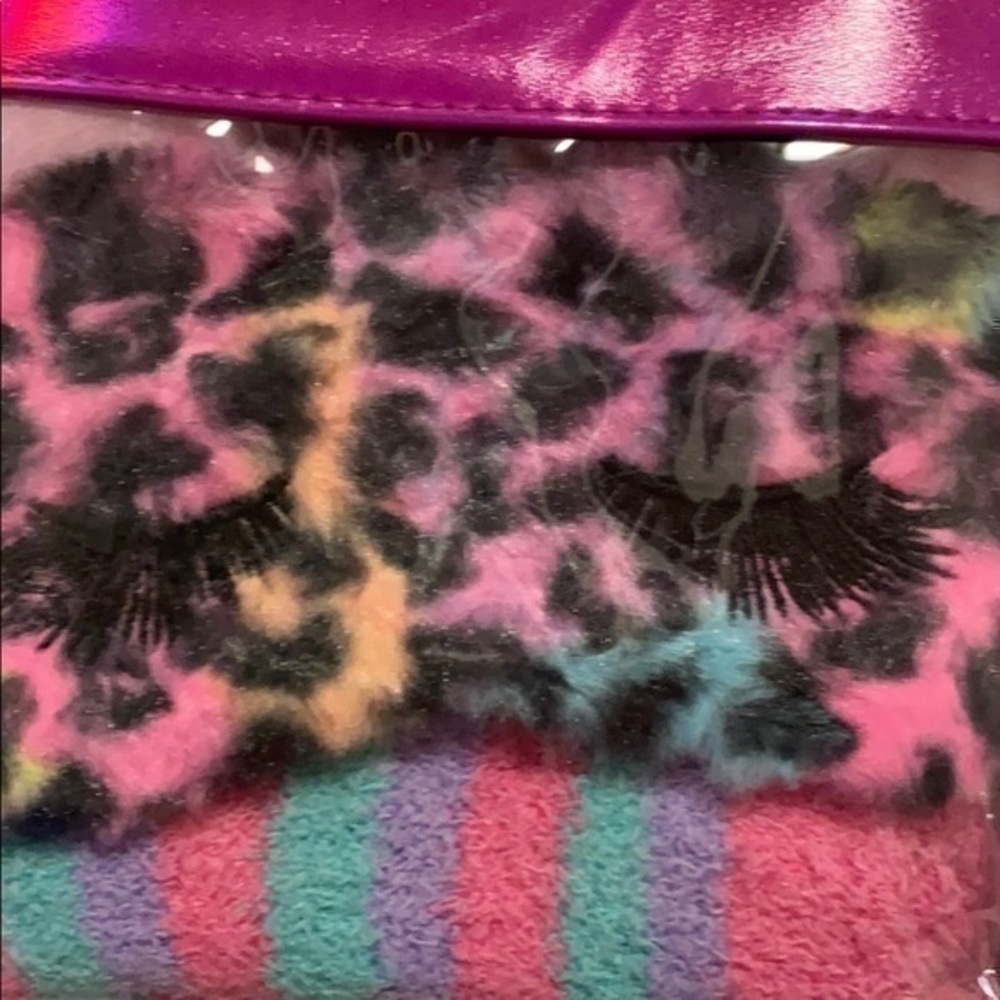 Sleepover Set- mask-socks-scrunchie-brush … - Picture 2 of 4